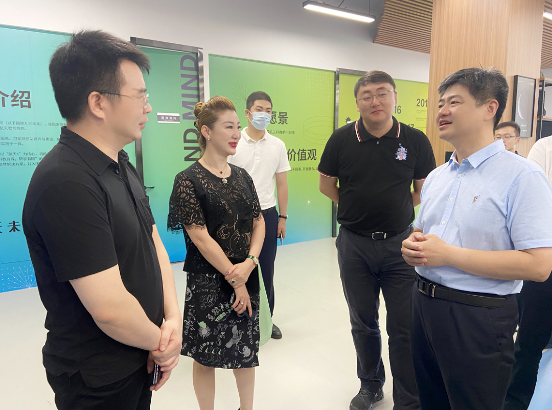 青島市市南區(qū)王鋒書記蒞臨九天微星指導工作，希望加快緊密合作的步伐，發(fā)揮衛(wèi)星應用技術重要價值